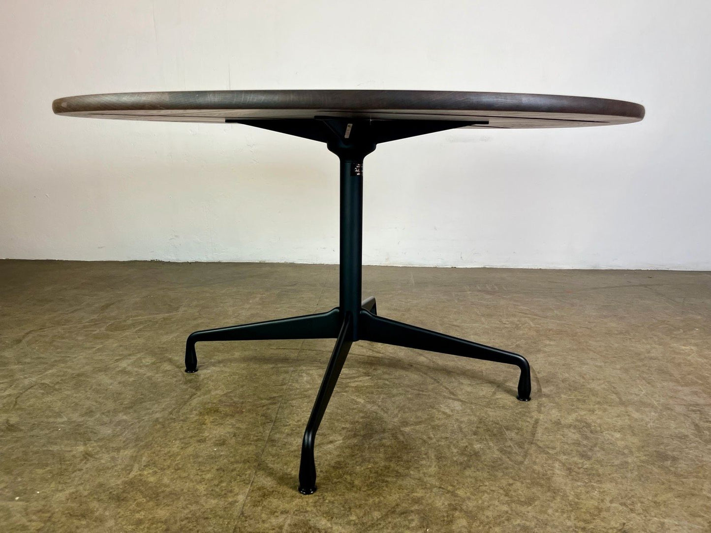Vitra Eames Esstisch Segmented Table Eiche massiv