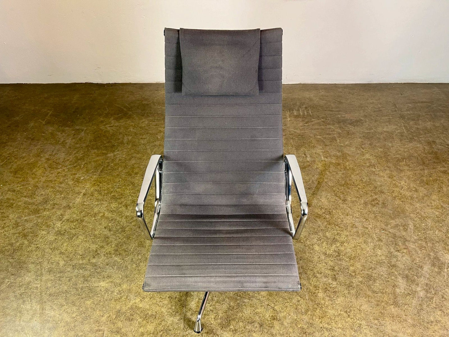 Vitra Eames EA 124 Lounge Chair Aluminium